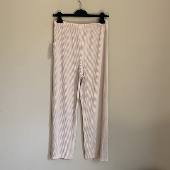 Uniqlo Pleated Straight Pants - Picture 8 of 9
